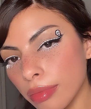 Cute Ghost Makeup Halloween, Ghost Face Eye Makeup, Spooky Cute Makeup, East Halloween Eyeliner, Ghost Face Eyeliner, Halloween Liner Ideas, Halloween Makeup Eye Looks, Ghost Face Halloween Makeup, Holloween Makeup 2021