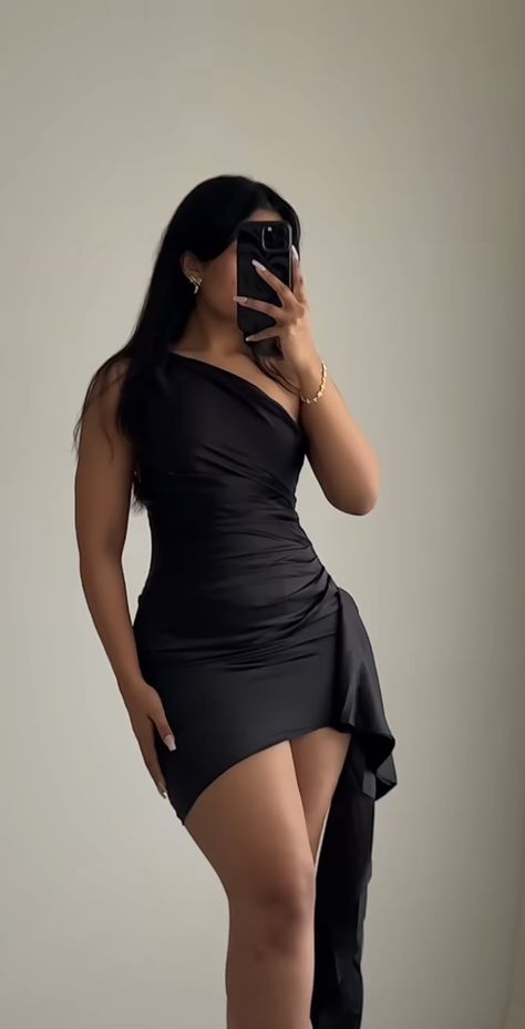 Black Dress Classy Black Women, Birthday Dinner Dress Ideas, Black Dinner Dress Classy Night, Classy Prom Dresses Short, Elegant Birthday Outfit Classy, Simple Black Prom Dress, Dresses Birthday, Hot Prom Dress, Short Homecoming Dresses