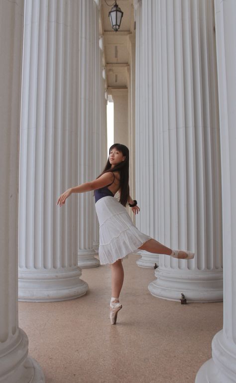 Pointe Dance Pictures, Dance Photoshoot Poses Ballet, Ballet Photography Poses Simple, Dance Poses For Pictures Outside, Dance Picture Poses Ballet, Ballet Pointe Poses, Ballet Pose Ideas, Pointe Poses Photography, Pointe Dance Poses