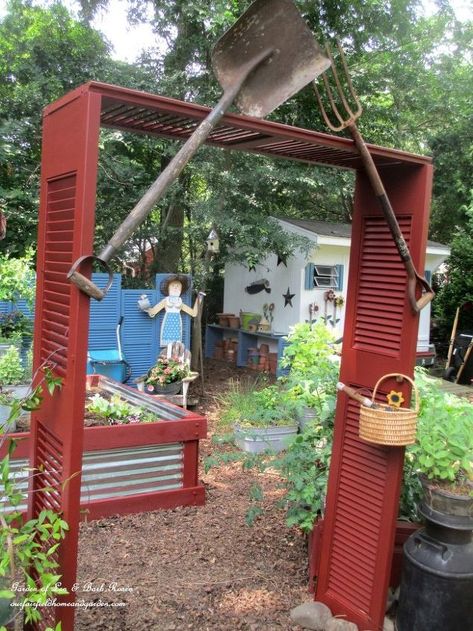 Old Wooden Shutters, Shutters Repurposed Decor, Ideas Para Decorar Jardines, Rustic Shutters, Diy Shutters, Building A Raised Garden, Old Shutters, Diy Raised Garden, Raised Garden Beds Diy