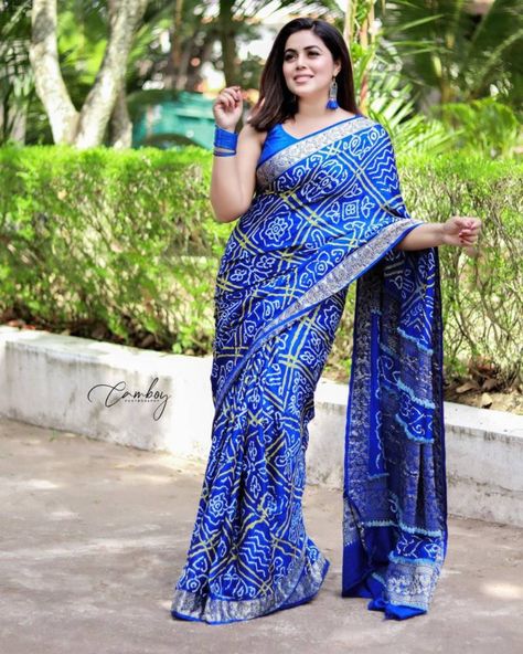 Blue Bandhani Saree, Royal Blue Saree, Gold Stilettos, Bandhani Saree, Blue Saree, Blue Hand, Loose Hairstyles, Her Style, Silk Blouse