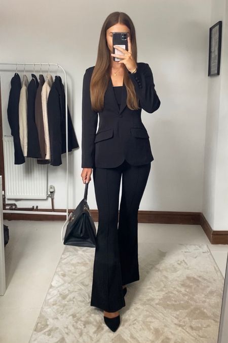 Business Formal Outfit, Outfit Formal Mujer, Corporate Attire Women, Interview Outfits Women, Elegantes Outfit Frau, Business Professional Outfits, Lawyer Fashion, Blazer Outfits For Women, Business Attire Women