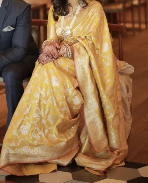 Holud Saree, Yellow Banarasi Saree, Best Indian Wedding Dresses, Desi Vibes, Ethnic Wears, Saree Ideas, Banaras Sarees, Saree Blouse Styles, Brocade Saree