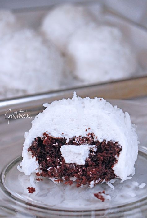 Snowball Cakes - Gretchen's Vegan Bakery Snowball Cakes, Snowball Cake Recipe, Smores Tart, Snowball Cake, Cupcakes Stuffed, American Buttercream Recipe, Frozen Cupcakes, Vegan Marshmallows, Coconut Syrup