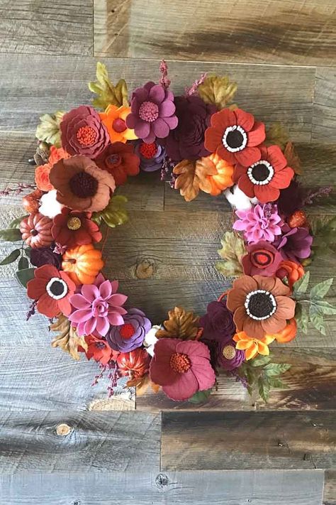 fall felt wreath Felt Floral Wreath, Fall Wreath Felt, Fall Felt Flower Wreath, Felt Wreath Ideas, Winter Felt Wreath, Fall Felt Crafts Diy Projects, Felt Flower Wreath Diy, Felt Wreath Diy Tutorials, Fall Felt Wreath