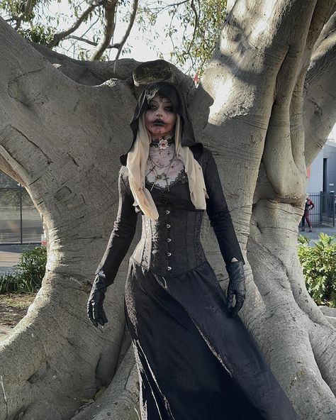 Hijabi Bela Dimitrescu is served Reaper Costume Women, Grim Reaper Costume Women, Female Grim Reaper, Grim Reaper Costume, Bela Dimitrescu, Reaper Costume, Cape Costume, Lace Cape, Fatal Frame