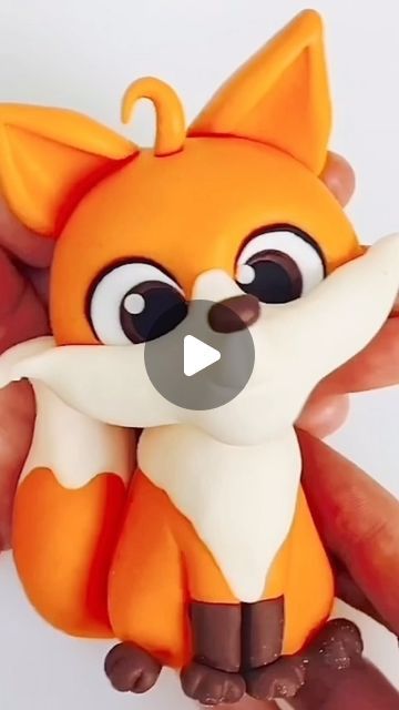 Fondant Fox Cake Topper, Fox Fondant Tutorial, Autumn Cake Design, Fox Cake Ideas, Autumn Cake Ideas Birthday, Fox Cakes, Fox Birthday Cake, How To Decorate Cakes, Fox Cake Toppers