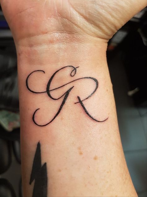 G R Logo, G Initial Tattoo, Letter G Tattoo Ideas, G Tattoo Letter Design, Letter G Tattoo, Letter R Tattoo, Font Tato, Secret Tattoo, Tattoo Script Fonts