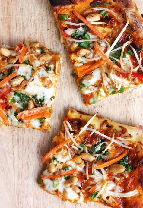 Thai Red Curry Pizza Curry Pizza, Pizza Vegetarian, Curry Soup, Homemade Pickles, Flatbread Pizza, Chicken Pizza, Pickling Recipes, Pizza Recipes, Healthy Lunch