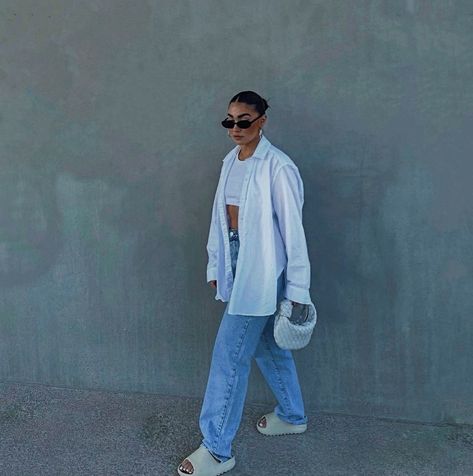 Foot Pressure Points, Yeezy Slides Outfit, Yeezy Outfit Women, Winter Streetstyle, Slides Outfits, Minimal Streetwear, Scandi Fashion, Class Outfits, White Summer Tops