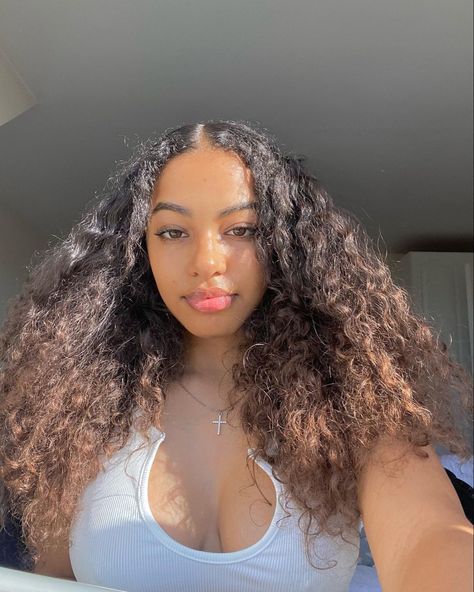 Long Natural Curly Hair, Curly Hair Women, Curly Girl Hairstyles, Hair Crush, Hair Photo, Light Skin, Curly Hair Styles Naturally, Face Claims, Pretty Face