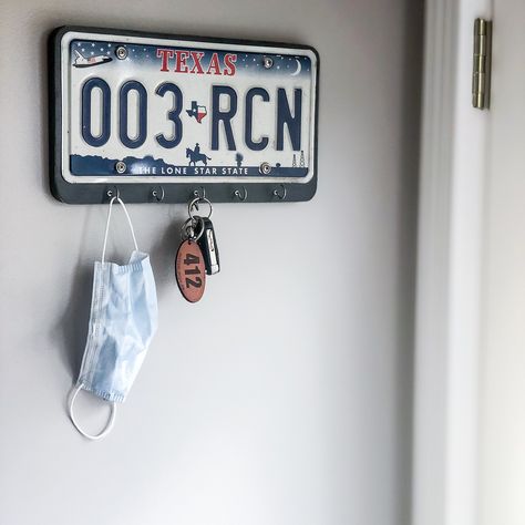 License Plate Decor, License Plate Wall, License Plate Crafts, Old License Plates, Wood Lamp Design, Car Part Furniture, Garage Office, Record Clock, Lone Star State