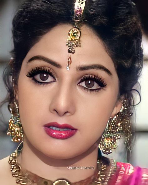 Rekha Actress, Sri Devi, Bollywood Retro, Heart Touching Quotes, Old Film Stars, Best Pic, Katrina Kaif Photo, Bollywood Pictures, Bollywood Posters