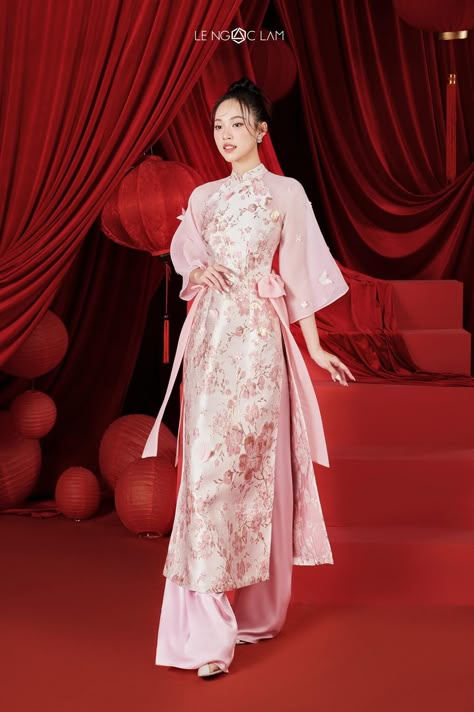 Types Of Dresses Styles, Traditional Vietnamese Clothing, Formal Wedding Guest Attire, Vietnamese Traditional Clothing, Asian Traditional Fashion, Asian Style Dress, Vietnamese Clothing, Vietnam Fashion, Chinese Style Dress