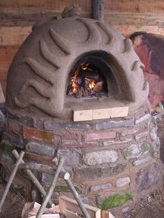 Earth Oven made of mud,straw and sand Cob Oven, Cob Building, Table Palette, Diy Pizza Oven, Oven Design, Stone Oven, Four A Pizza, Bread Oven, Clay Oven