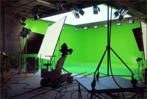 ilum Green Screen Setup, Green Screen Studio, Greenscreen Ideas, Green Screen Photography, Photography Studio Design, Diy Screen Door, Green Screen Footage, The Heist, Translation Services