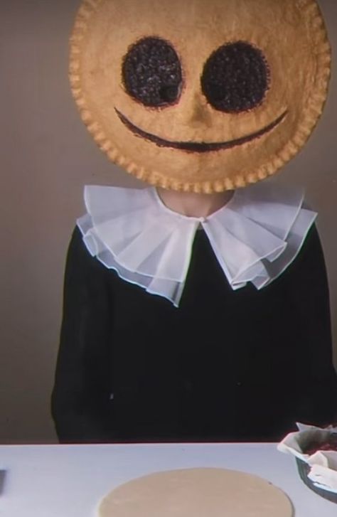 Scary Pie Face, Creepy Pie Face, Pie Crust Art, Creepy Food, Creepy Crafts, Monster Factory, Creepy Masks, Creepy Faces, Meat Markets