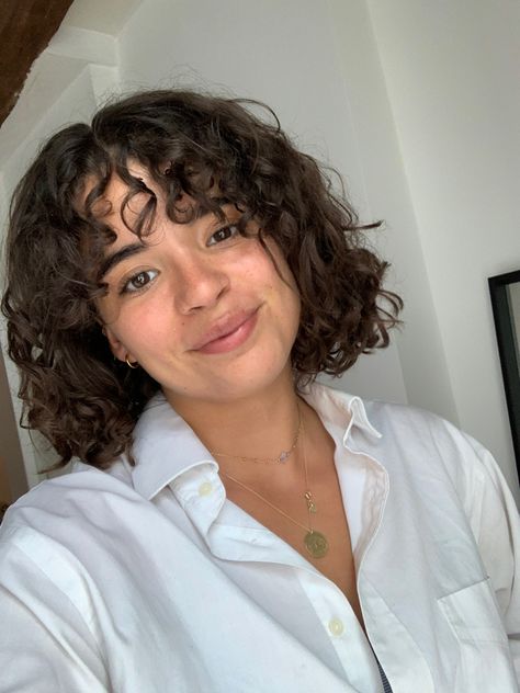 Permed Bob With Bangs, Round Face Hairstyles Curly Hair, 3b Short Curly Hair Bangs, Short Permed Hair With Bangs, Curly Short Hair With Fringe, Bangs With Short Curly Hair, Shoulder Length Curly Hair With Fringe, Short Curly Hair Bangs Round Face, Naturally Curly Bob With Bangs