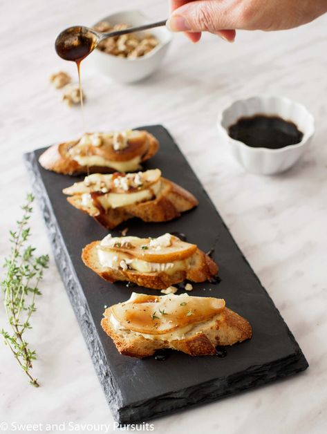 Healthy Holiday Appetizers, Brie Crostini, Crostini Appetizers, Healthy Thanksgiving Recipes, Fall Appetizers, Elegant Appetizers, Healthy Thanksgiving, Holiday Appetizers, Toasted Walnuts