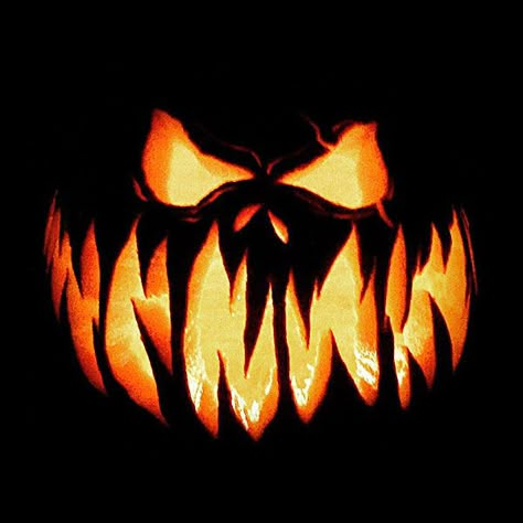 40+ Best Cool & Scary Halloween Pumpkin Carving Ideas, Designs ... Halloween Pumpkin Carving Ideas, Strašidelný Halloween, Halloween History, Scary Halloween Decorations Diy, Scary Halloween Pumpkins, Pumpkin Scary, Halloween Pumpkin Carving, Halloween Party Decor Diy, Pumkin Carving