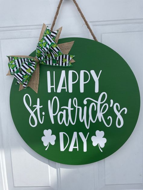 St Patricks Day Wood Signs, St Patrick’s Day Door Hanger, St Patricks Day Sign, St Patricks Decorations, St Patricks Crafts, Vinyl Wood, Door Signs Diy, Wreath Signs, Paint White