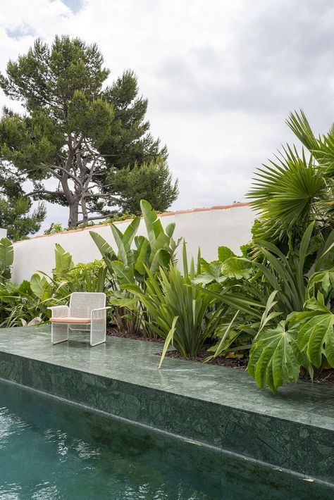 Modern contemporary outdoor space backyard with green marble pool and pool chair - Villa La Corniche in Marseille, France #lecollectionist #luxuryhomes #modernarchitecture #contemporaryarchitecture #homedesign #pooldesign Modern Contemporary Backyard, Marble Swimming Pool, Green Swimming Pool, Marble Pool, Backyard With Pool, Garden Lighting Design, Contemporary Backyard, Courtyard Pool, Green Pool