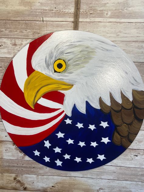 16 inch circle  Wood cutout that is hand painted and sealed door hanger. Back is white. Patriotic Art Ideas, Fourth Of July Door Hangers, Flag Door Hanger, Memorial Day Decor, Patriotic Door Hanger, Americana Crafts, Decor Front Porch, 4th July Crafts, Eagle Flag