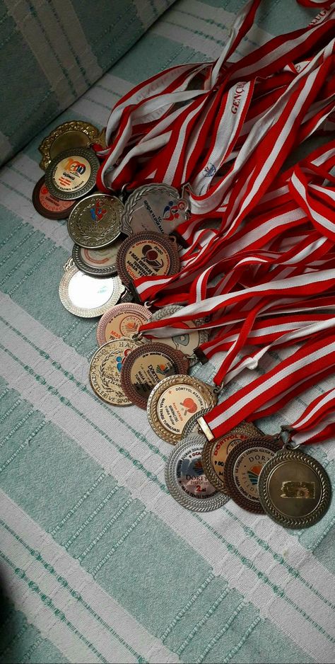 Medals And Trophies Aesthetic, Medals And Certificates Aesthetic, Medals Aesthetic, Certificate Aesthetic, Academic Awards, Sports Medals, Award Display, Career Vision Board, Cute Camera