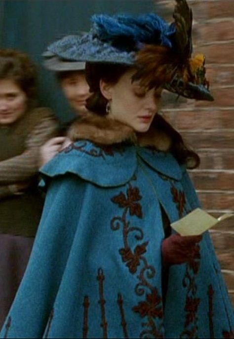 Angel. Late Victorian fashion in some sort of tv series? Beautiful turquoise cape and hat with brown decorations and matching brown gloves. Victorian Cloak, Romola Garai, Victorian Cape, Edwardian Hat, Victorian Accessories, Victorian Hats, Period Outfit, Period Costumes, Movie Costumes