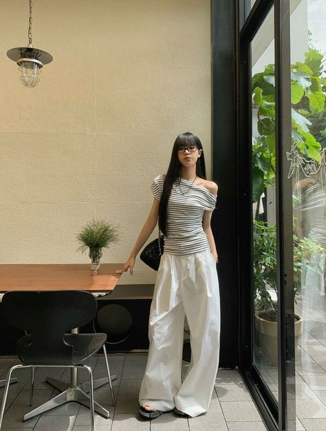 Fukuoka Outfit, Asian Minimalist Fashion, Singapore Outfit Ideas, Elegant Minimalist Outfit, Vietnam Outfits, Cafe Pose, Singapore Outfit, Grp Port, Downtown Outfits