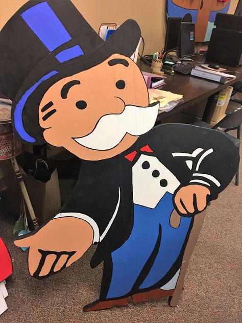 Monopoly Homecoming Hallway, Monopoly Hallway Decorations, Board Game Float Ideas, Monopoly Decor, Monopoly Party Decorations, Monopoly Decorations, Monopoly Themed Parties, Homecoming Hallways, School Hallway Decorations