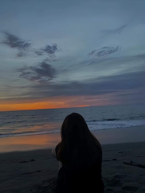 Calm Aesthetic Pfp, Girl At The Beach Aesthetic, Cat Eyeliner Makeup, Snack Pictures, Black And White Photo Wall, Beach At Night, Lonely Girl, Cool Makeup Looks, Photography Challenge