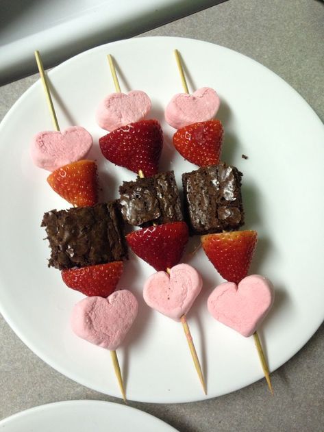 Desert Skewers, Valentine’s Day Deserts, Brownie Skewers, Pink Graduation Party Ideas, Brownie Marshmallow, Graduation Party Decor Ideas, Marshmallow Skewers, Themed Graduation Party, Dessert Skewers