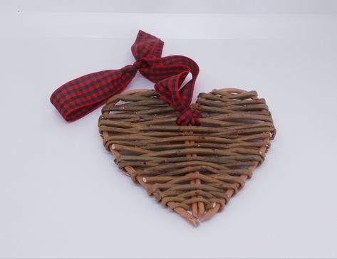 Willow heart - Folksy Willow Branch Crafts, Willow Projects, Willow Heart, Willow Crafts, Willow Sculptures, Willow Art, Farm Core, Willow Garden, Wicker Man