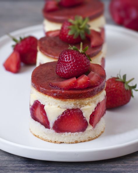 strawberry fraisier, french dessert Fancy Strawberry Desserts, Classic French Pastries, Restaurant Desert Ideas, Mini Gourmet Desserts, Upscale Desserts, Strawberry Fraisier, Farm Pantry, French Desserts Easy, Fraisier Cake