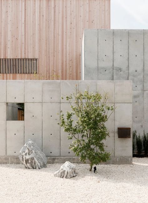 christopher robertson overlaps concrete + timber volumes in texas home Brutalist House, Courtyard Wall, Box House, Concrete Walls, Wood Garden, Precast Concrete, Minimalist House Design, Concrete House, Box Houses