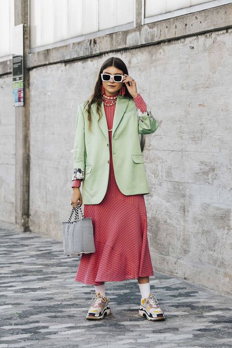 Street Style Women Chic, Nyfw 2023, Mode Dope, Copenhagen Fashion Week Street Style, Sneaker Outfits, Fashion Week 2018, Copenhagen Fashion, Copenhagen Style, Copenhagen Fashion Week