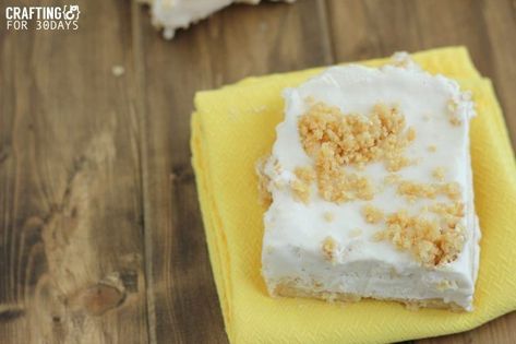 "Words cannot adequately describe how deliciously refreshing these No-Bake Frozen Lemonade Bars are. Try them today!" Lemonade Bars, Lemonade Bar, Frozen Lemon, Healthy Sweet Snacks, Frozen Lemonade, Yummy Ice Cream, Get Rid Of Warts, Frozen Yoghurt, Food Crush