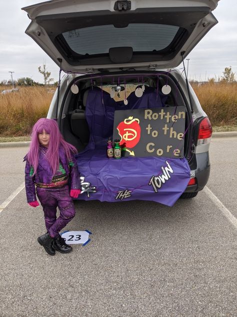 Decendants Trunk Or Treat, Disney Villains Trunk Or Treat, Descendants Trunk Or Treat Ideas, Descendants Trunk Or Treat, Trunk For Trunk Or Treat, Descendants Mal, Trunk Or Treat Ideas, Treat Ideas, Trunk Or Treat