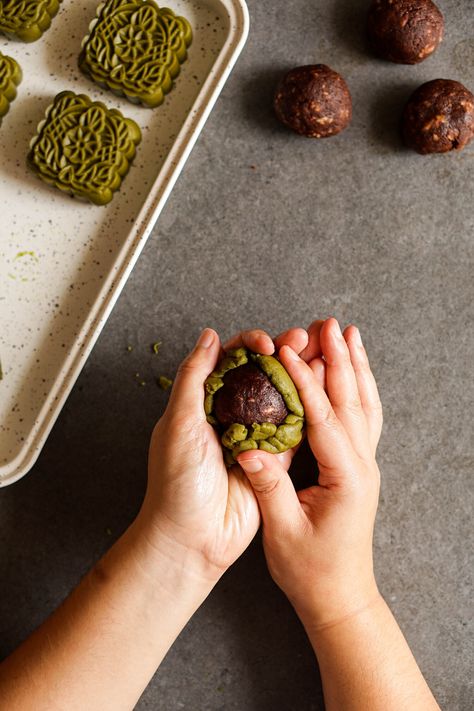 Matcha Brownies, Chinese Moon Cake, Mooncake Recipe, New Year's Desserts, Matcha Cake, Mooncake, In The Bedroom, Due Date, Mid Autumn Festival