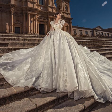 World of Stylish Woman on Instagram: “Pompous...❤️❤️❤️ Wedding Gown by Julia Kontogruni @juliakontogruni” Wedding Dress Cap Sleeve, Dress Bustle, Short Wedding Gowns, Second Wedding Dresses, Princess Wedding Gown, Wedding Dress Bustle, Wedding Dress Cap Sleeves, Wedding Dresses Cinderella, Wedding Gowns Mermaid