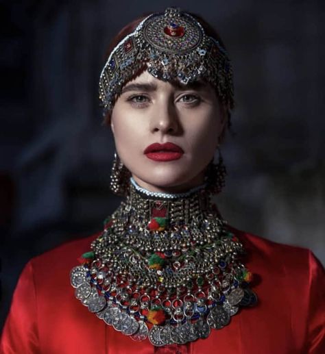 Sharing with you tending Afghan Jewelry Set which includes 1 Matha Patti, a pair of earnings and a necklace. Abaya Ideas, Afghan Wedding Dress, Wedding Nikkah, Necklace For Wedding, Afghani Clothes, Matha Patti, Afghan Wedding, Dress Designing, Indian Jewelry Earrings