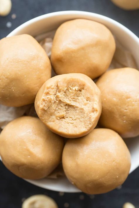 Keto Cashew Butter Fat Bombs Recipe- These 3 ingredient no bake cashew butter balls are low carb, sugar free and vegan- The BEST high-protein snack! High Carb Snacks, Protein Packed Snacks, Wholesome Snacks, Butter Balls, Sugar Free Diet, Protein Snack, Fat Bomb Recipe, Diet Breakfast Recipes, Keto Fat