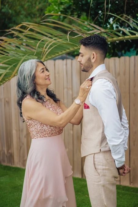 Must-Have Photos with Your Mom on Your Wedding Day Mother And Groom Photos, Groom Prep, Mom Pictures, Groom Photo, Dog Wedding, Your Mom, Wedding Poses, Mother Of The Groom, On Your Wedding Day