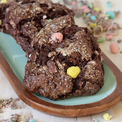 Chocolate Mini Egg Scones Best Scone Recipe, Mini Scones, Baking Lessons, Food Knowledge, Cake Loaf, Baking Stuff, Holiday Sweets, Mini Egg, Mini Eggs