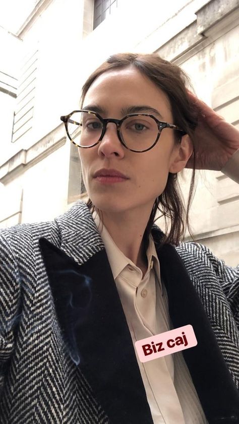 Alexa Chung Makeup, Grey Hair And Glasses, Googley Eyes, Glasses Inspiration, Alexa Chung Style, Make Up Inspiration, Glasses Fashion Women, Cat Eyeliner, W Korea