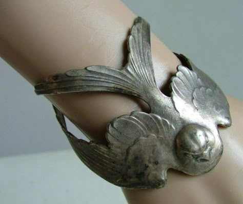 Bird Bracelet, The Bangles, Funky Jewelry, Diy Schmuck, Jewelry Inspo, Silver Cuff, Dandy, Napkin Rings, Jewelry Inspiration