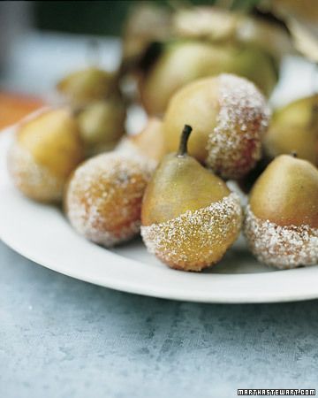 These would be fun to have at the wedding! Could also apply the same technique to green apples, etc. Martha Stewart Halloween Food, Pasteles Halloween, Fruit Centerpieces, Martha Stewart Recipes, Recipe Girl, Pear Recipes, Dinner Themes, Halloween Recipes, Martha Stewart