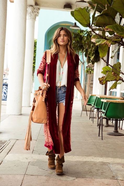 La Prenda Que Llevará Tus Looks A Otro Nivel Esta Primavera | Cut & Paste – Blog de Moda Kimono Summer Outfit, Boho Winter Outfits, Beach Wearing, Stile Boho Chic, Look Boho Chic, Kimono Outfit, Mode Kimono, Estilo Hippie, Chique Outfits