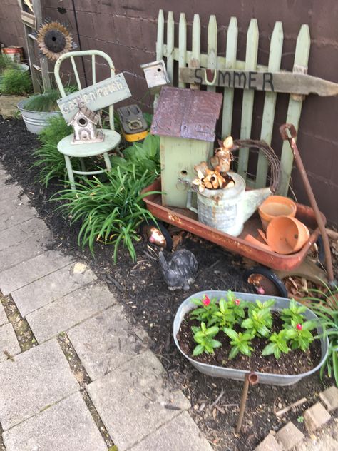 Front Yard Landscaping With Antiques, Primitive Garden Ideas Rustic, Rustic Flower Beds In Front Of House, Garden Ornaments Ideas, Primitive Garden Ideas, Rustic Yard Decor, Garden Shed Interiors, Primitive Garden Decor, Cheap Garden